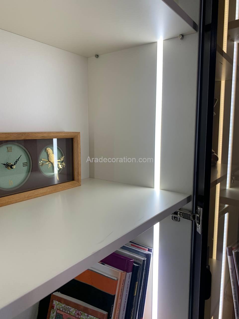 ویترین با درب قاب دار